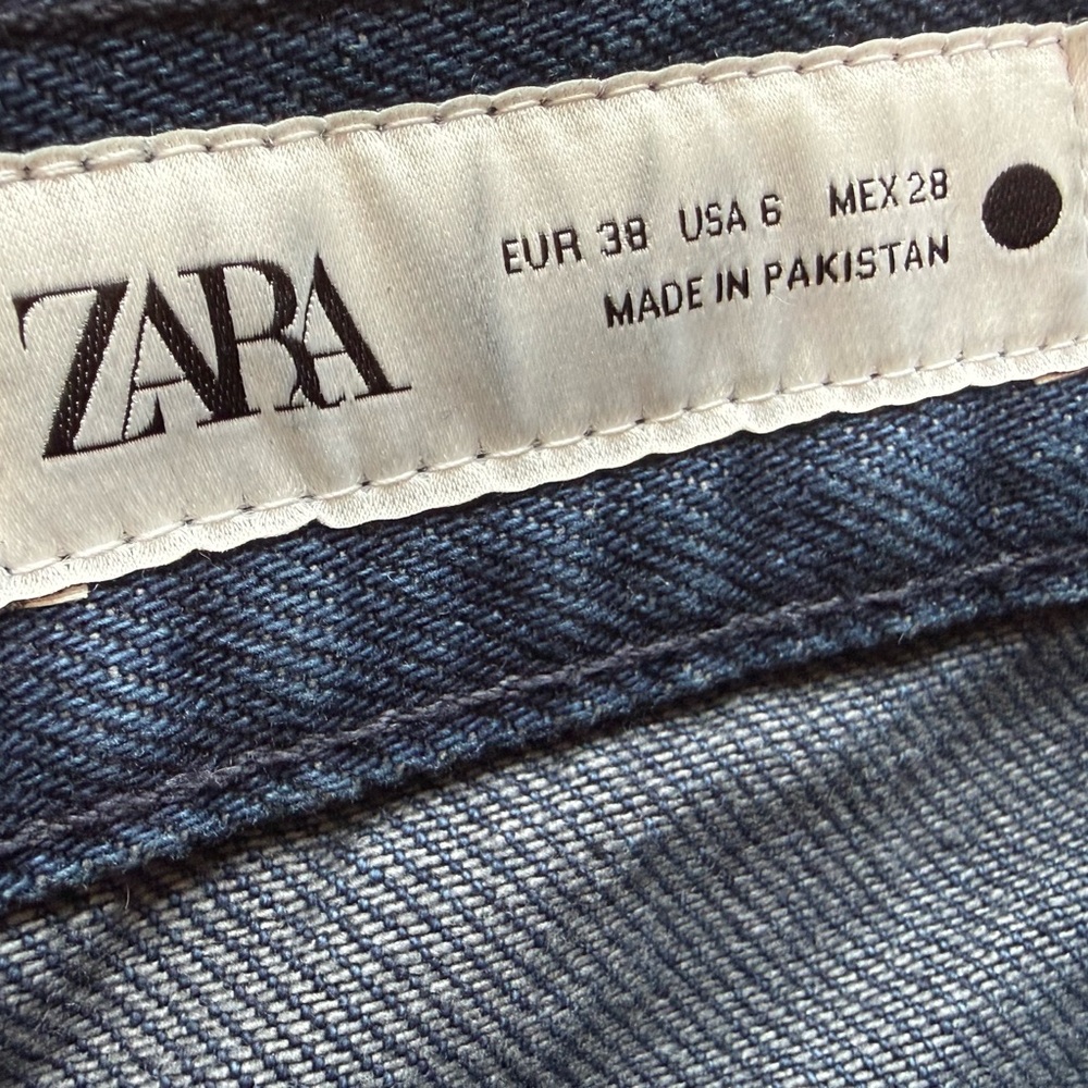 ZARA Rhinestone Studded Denim Shorts BNWT Dark Wash Size 6 Sparkle - Picture 6 of 7